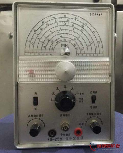 XG-25型晶体管高频信号发生器.jpg